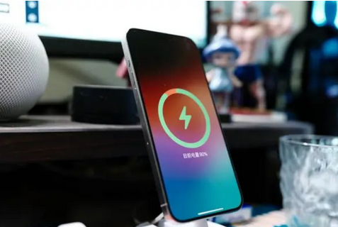 卢龙苹果15换屏服务分享用什么充电器给iPhone15充电更好 