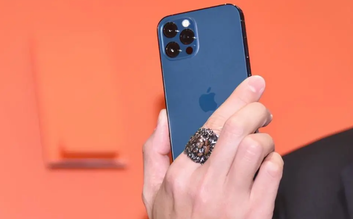 卢龙苹果手机维修分享iPhone12系列重启方法教程 